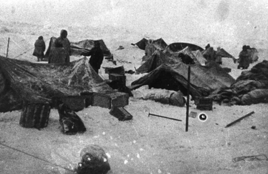 лагерь челюскинцев на льдине. макет лагеря челюскинцев у казанского собора. челюскинцы на льдине. экспедиция челюскинцев. подвиг челюскинцев.