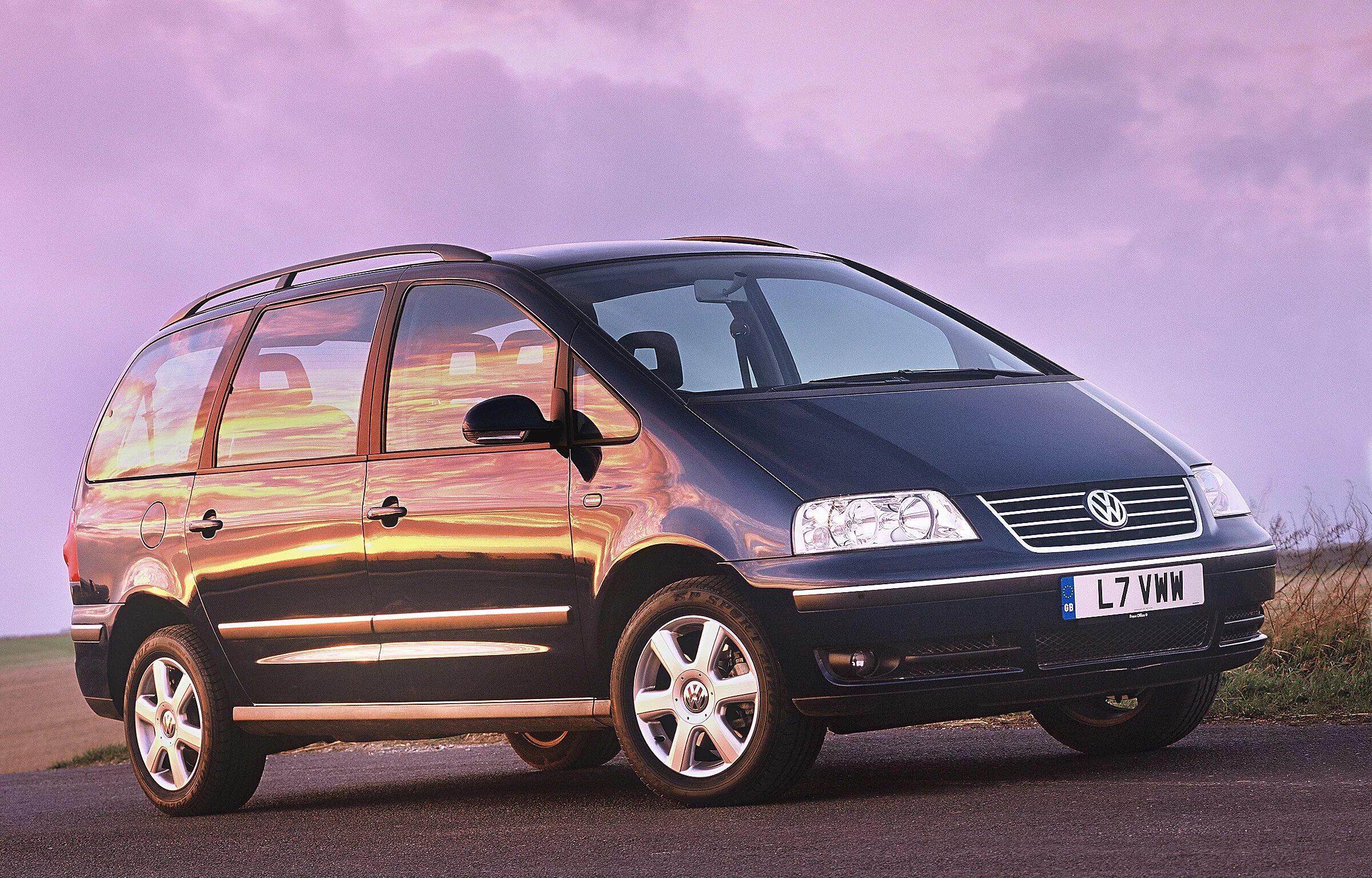 Volkswagen sharan 2000. VW Sharan 1. Ыолбваген шарен. Фольксваген Шаран 1 поколение. Фольксваген Шаран 2 поколение.