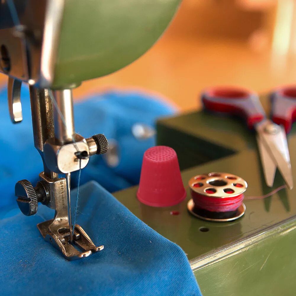 Пошив игла. Швейная машинка Couture Machine. Пошив на швейной машинке. Пошив швейная машина. Швейные зажимы.