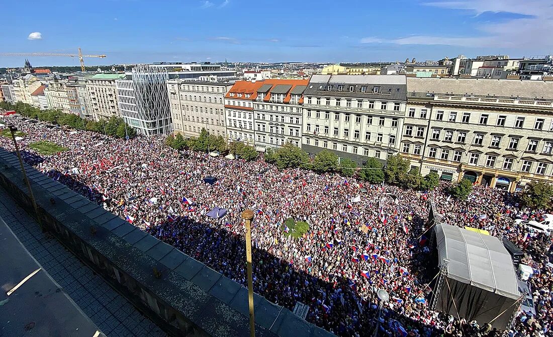 Вацлавская площадь в Праге митинг. Митинг в Праге 2022. Протесты в Праге 2022. Антиправительственный митинг в Праге. Митинг 03