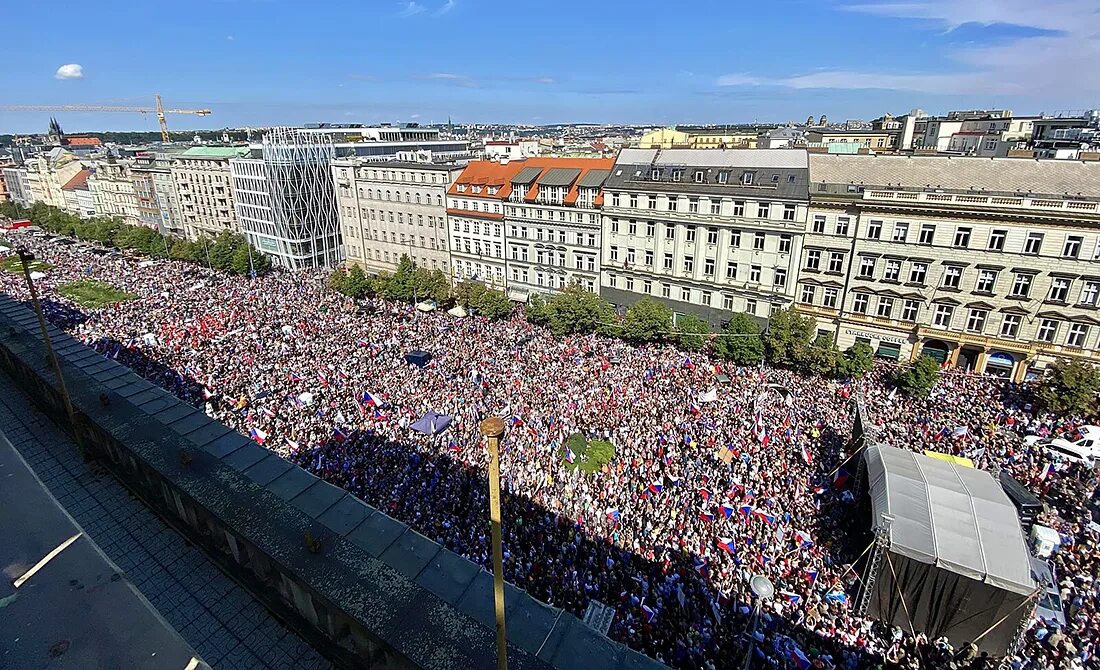 Митинг 03. Вацлавская площадь в Праге митинг. Митинг в Праге 2022. Протесты в Праге 2022. Антиправительственный митинг в Праге.