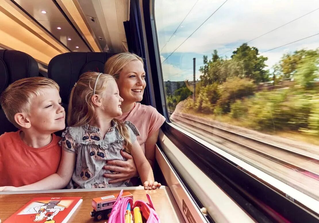 Ребенок едет на поезде с бабушкой. Поездка на поезде с детьми. Путешествие на поезде. Путешествие с детьми на поезде. Дети путешествуют.