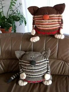Кошка из старого свитера своими руками