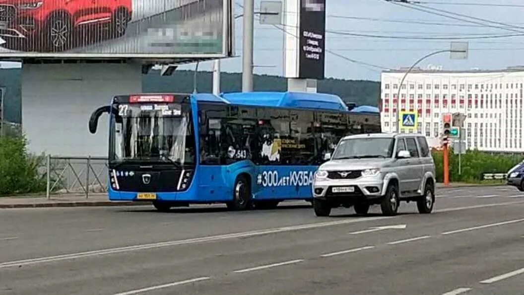 244 автобус кемерово. Остановка автобуса. Автобусы Кемерово. Троллейбус маршрутка. Низкопольные троллейбусы в Кемерово.