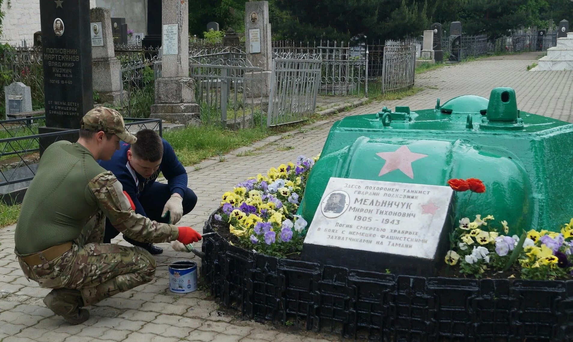 Похоронить краснодар. Памятники ко Дню Победы. Кладбище в России. Памятник 9 мая. Памятник танкисту на Всесвятском кладбище Краснодар.