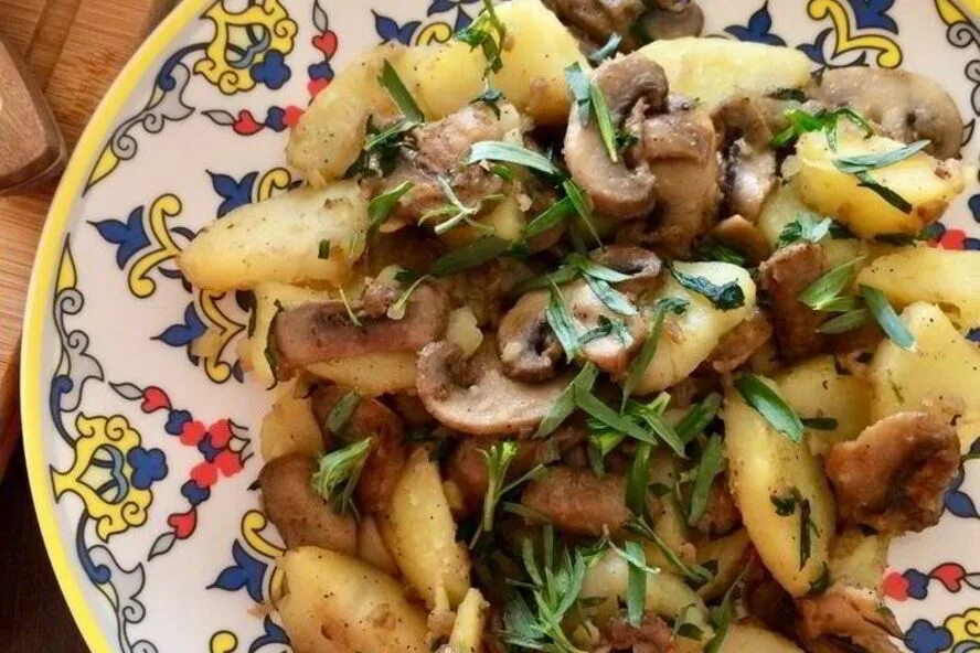 Блюдо с шампиньонами и картошкой. Салат с картошкой и шампиньонами. салаты в пост рецепты с шампиньонами.