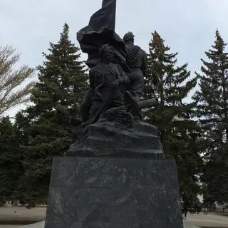 Памятник октябрьской революции
