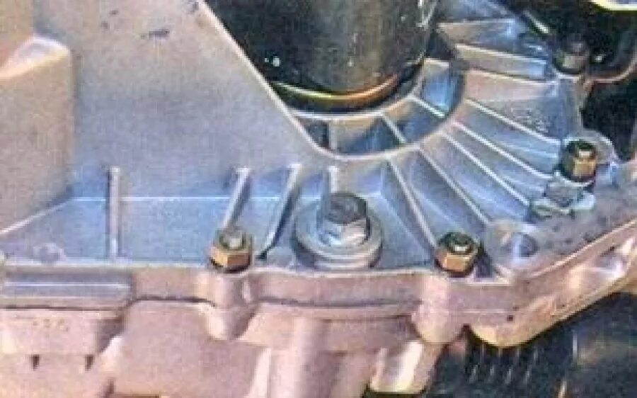 Слить масло с коробки ваз 2110. Заливная пробка кпп нива 2121. Слив масла кпп ваз 2114. Пробка слива масла ваз 2107. Замена масла кпп ваз.