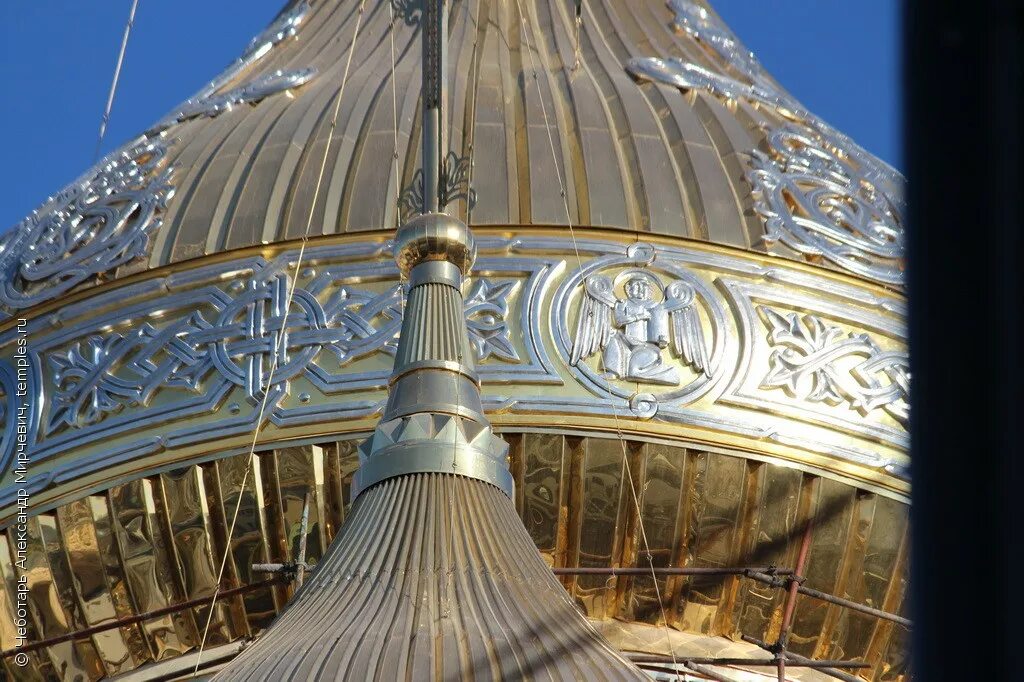 золоченые купола. золоченые купола. позолоченный купол. сусальное золото купола. храм купола павловск воронежская область.