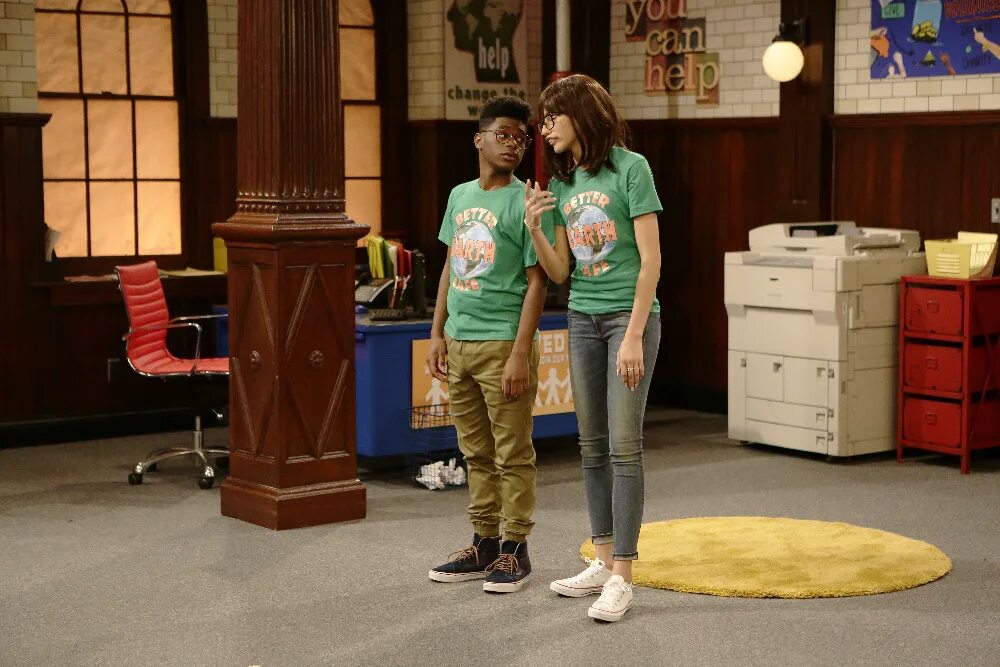 Зендая кейси под прикрытием. Зендая в сериале кейси под прикрытием. Зендая кейси под прикрытием. Кей си под прикрытием 2015. Комната кейси под прикрытием.