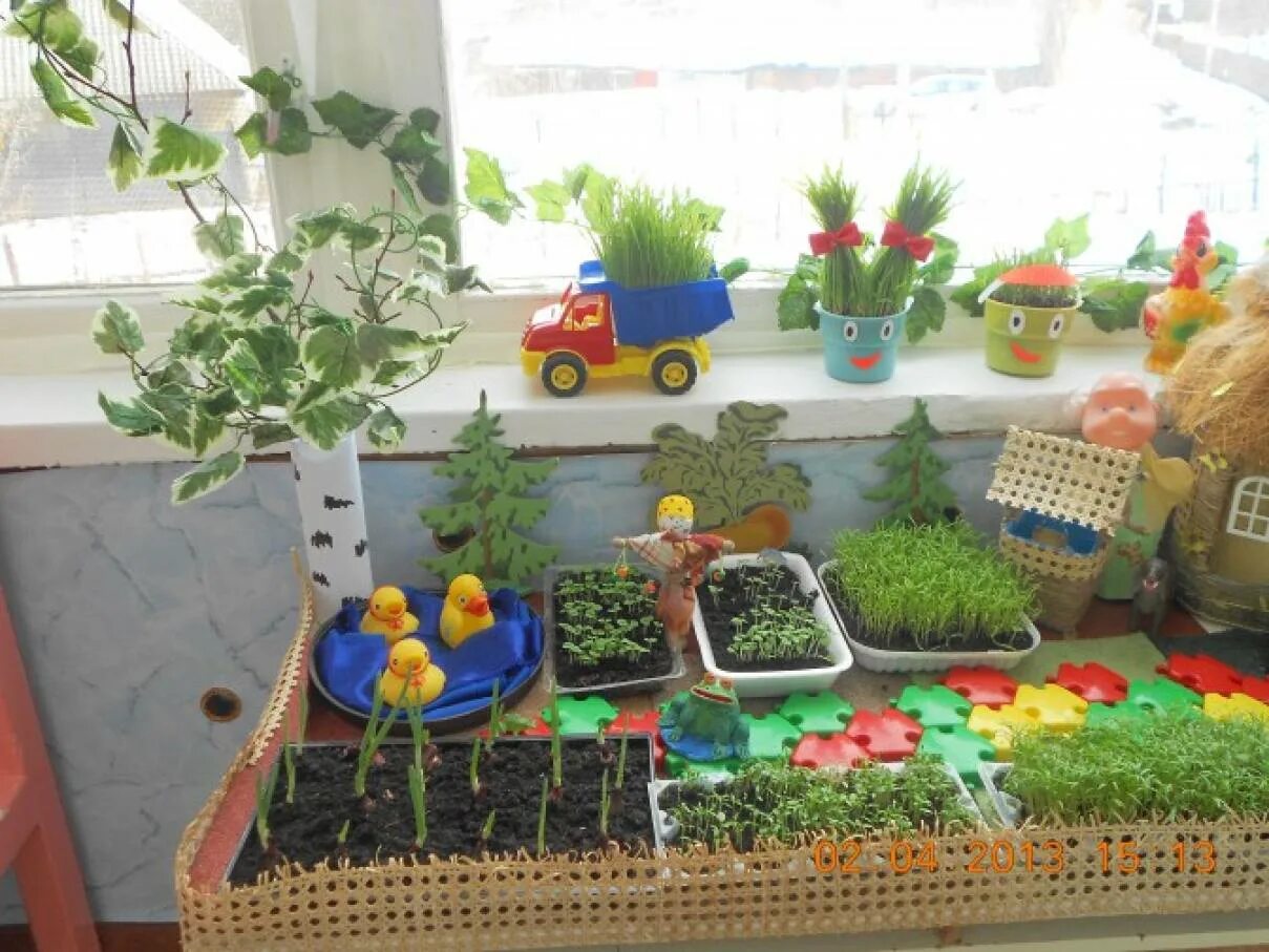 Огород на окне в детском саду. Огород на подоконнике украшения. Огород на подоконнике в детском саду. Огород на окошке в детском саду.