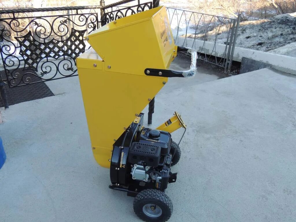 Измельчитель порубочных остатков. Веткоизмельчитель в аренду. Измельчитель щепорез сруб 300. Machinary303-2измельчитель веток. Greenmech chipmaster 220 сцепление.