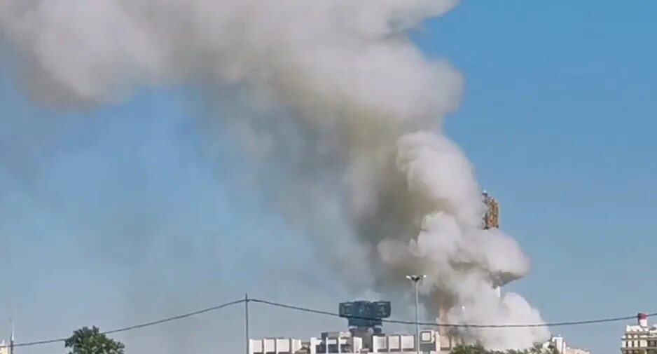 Пожар в Москве сейчас 1 час назад. Взрыв на складе пиротехники. Пожар парк Горького. Горит пиротехника.
