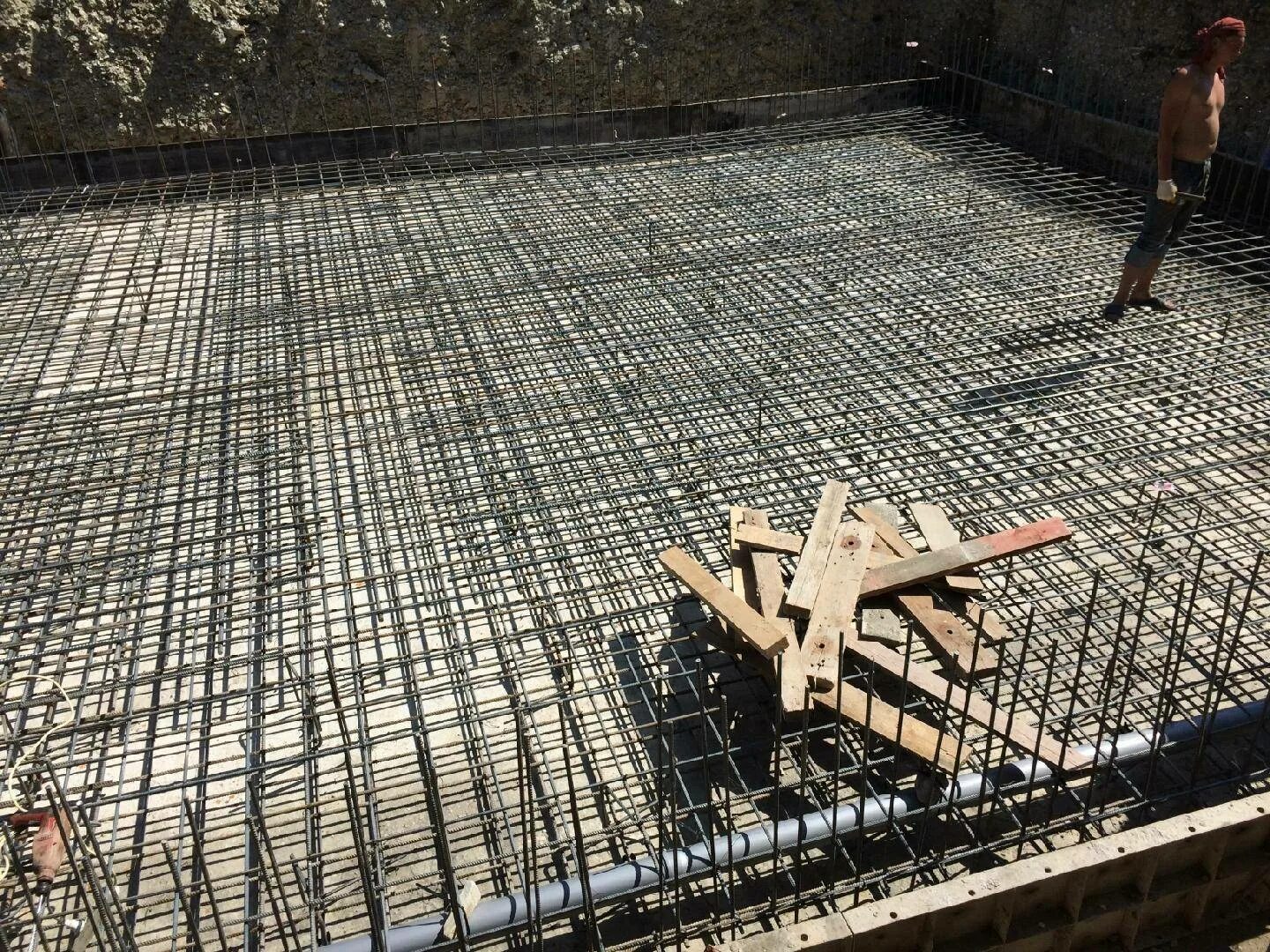 Заливка бетона с армированием цена за куб. Арматурный каркас 1м для бетонирования. Монолит бетон армировка. Монолитный бетон в20. Арматура для заливки бетона.