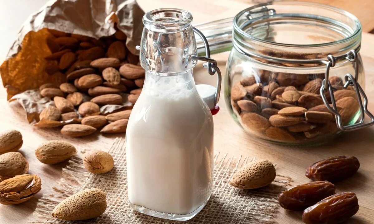 Алмонд миндальное молоко. Ореховое молоко. Миндальное молочко. Молоко с орехами.