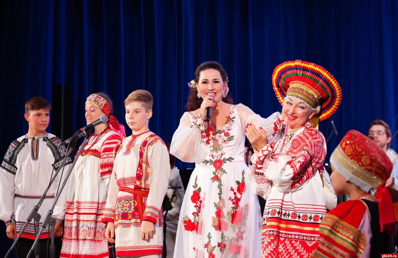 Ансамбль Русь. Фольклорный коллектив выступает. Фольклорный концерт. Фотосессия народного ансамбля. Выступление ансамбля продолжалось 1 час 44 минуты