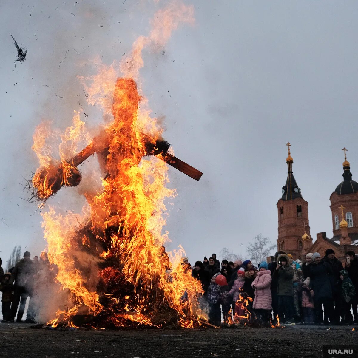 чучело масленицы. чучело на ивана купала. сжигание чучела. сожжение чучела на масленицу. горящее чучело на масленицу.