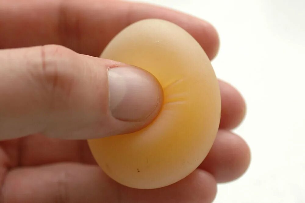Яйцо без скорлупы. Мягкое яйцо. Мягкая скорлупа у куриных яиц. Мягкое яйцо без скорлупы. Почему скорлупа мягкая