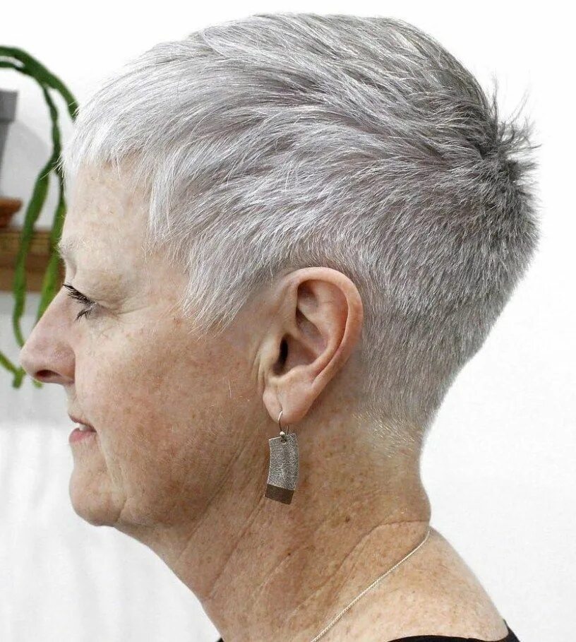 Прически для пожилых. Короткие стрижки на Седые волосы. Креативные стрижки для пожилых. Стрижки для пожилых женщин. Очень короткая стрижка 60