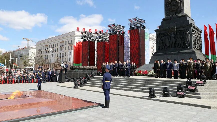 Площадь Победы в Белоруссии. Монумент Победы на площади Победы в Минске. Памятник Победы в Минске. Возложение венков на площади Победы в Минске 2021. 9 мая в беларуси