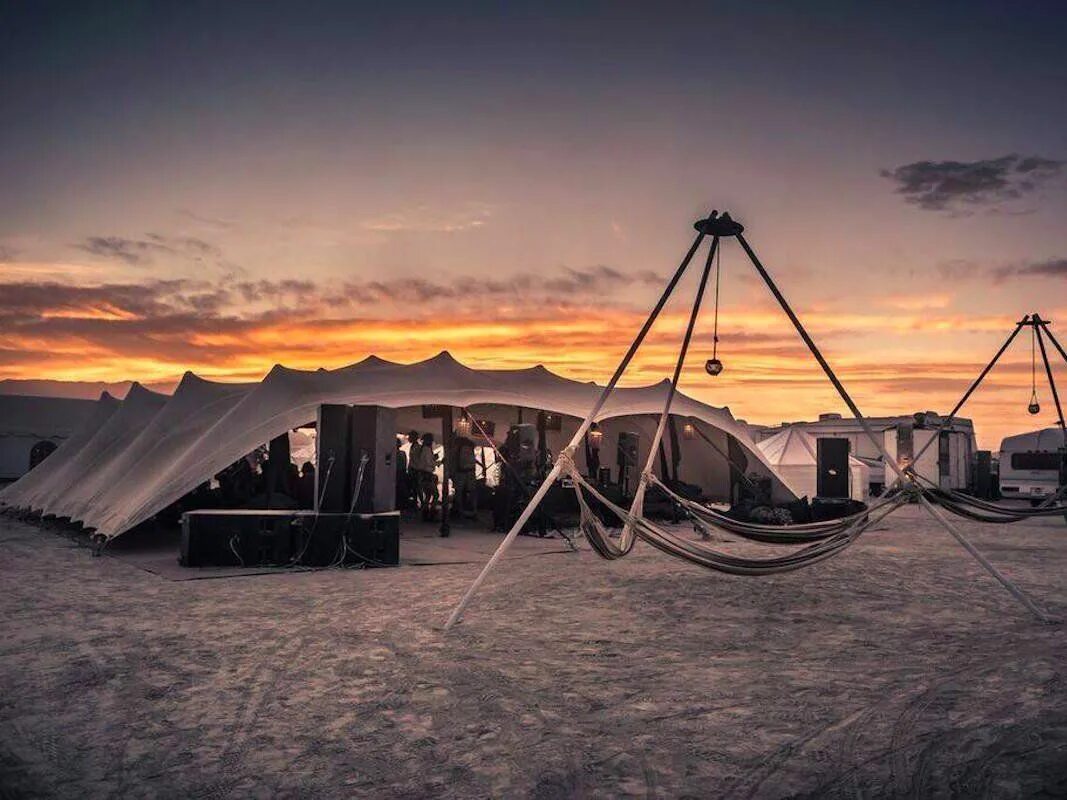 Camp men. Бернинг Мэн кемпинг. Burning man лагерь. Burning man 2023. Burning man палатки.