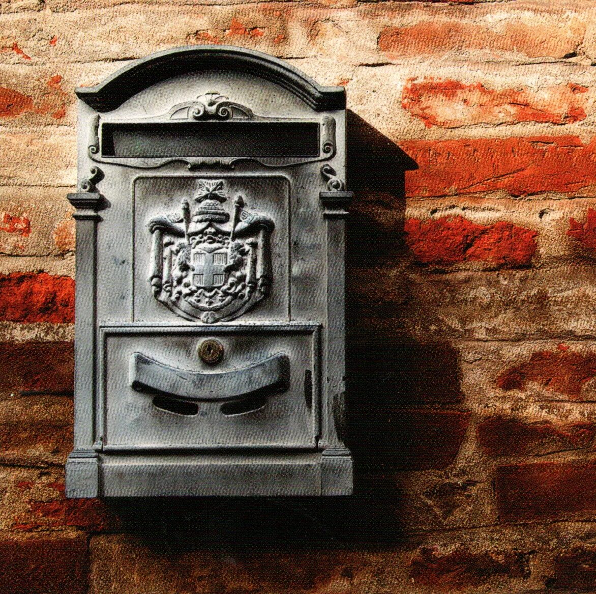 Почтовый ящик. Каменный почтовый ящик. Старый почтовый ящик. Почтовый ящик на кирпичной стене. Почтовый ящик 19 века