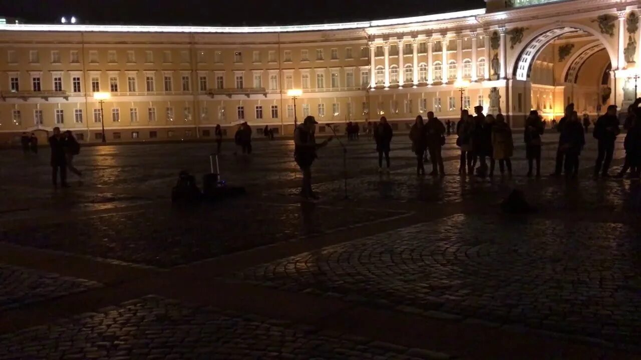 Группа звери дворцовая площадь. Санкт-петербург музыкант на дворцовая площадь. музыкант на дворцовой площади.