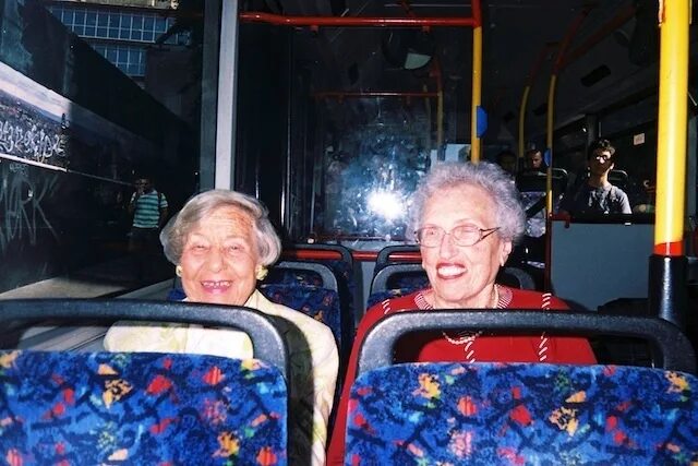 В автобусе ехало несколько. Бабушка в автобусе. Автобус с бабульками. Бабушка в трамвае. Бабки в маршрутке.