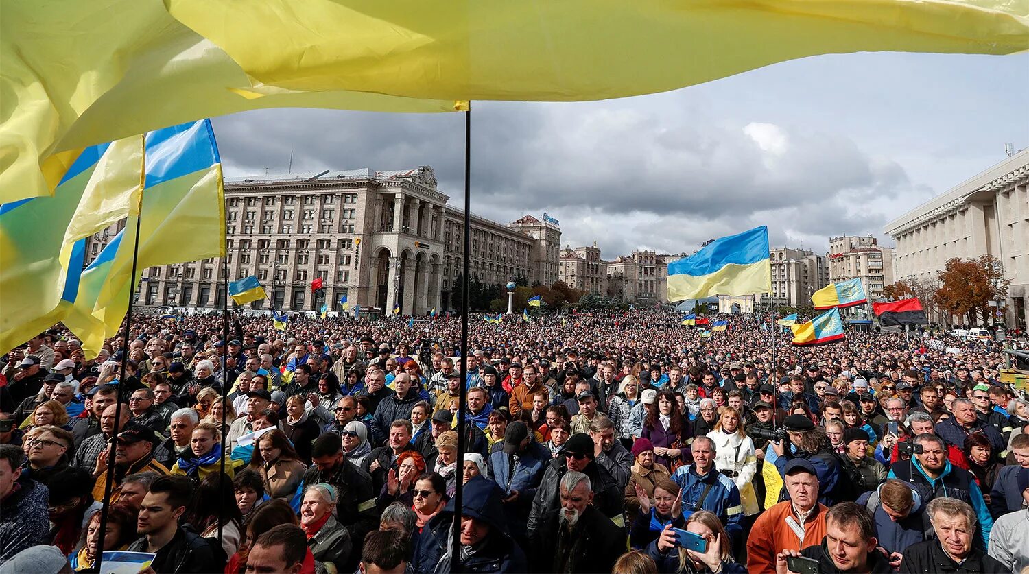 Протестующие на площадь независимости Киев. Митинг Украина. Украинцы митинг.
