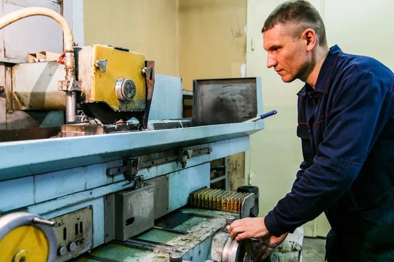 Шлифовщик москве. Шлифовщик на заводе. Шлифовщик на станке. Шлифовщик по металлу. Шлифование металла на станках.