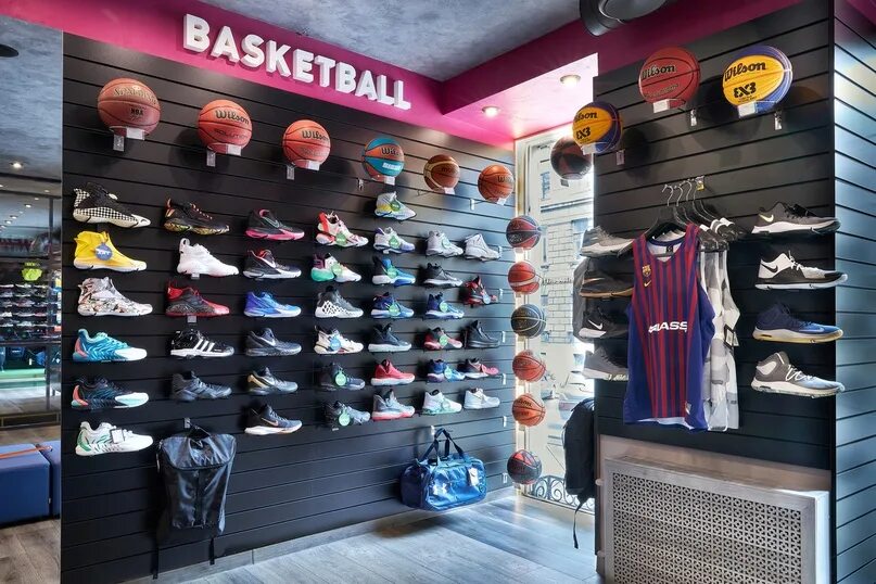 Баскетбол магазин. Баскетбол магазин. Витрина для баскетбольного мяча. Nike магазин нью йорк баскетбол. Баскетбол магазин.