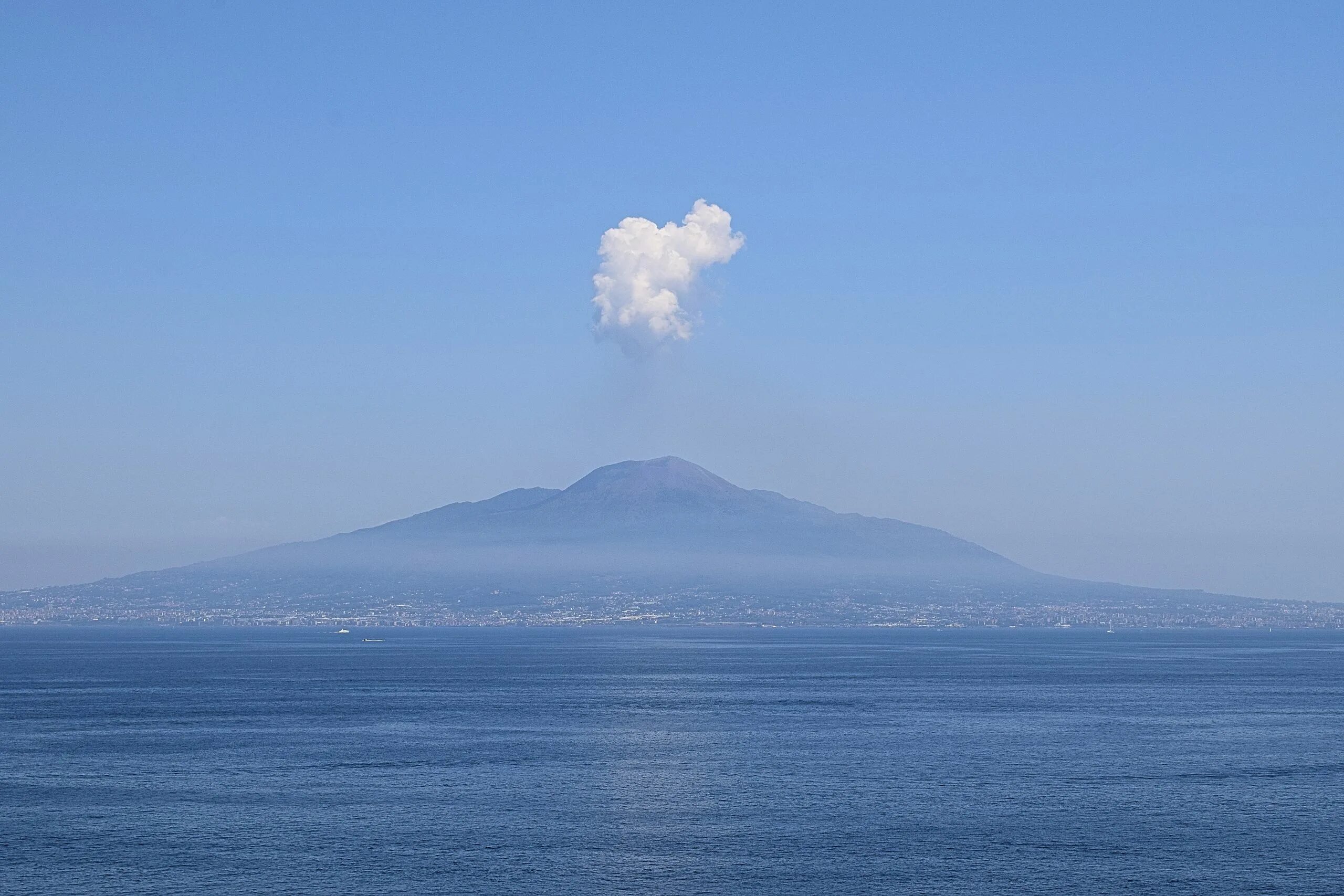 Mt vesuvius. Вулкан Везувий в Италии. Неаполь Везувий. Гора Везувий Италия. Неаполь вулкан Везувий.