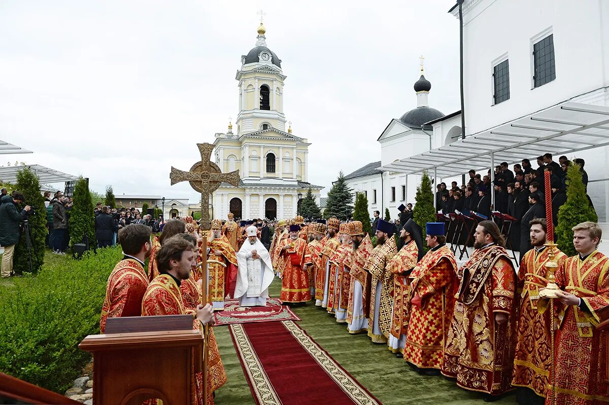 Престольные года. Высоцкий мужской монастырь в Серпухове. Серпухов монастырь Неупиваемая чаша. Высоцкий монастырь в Серпухове Покровский храм. Высоцкий мужской монастырь русской православной церкви Серпухов.