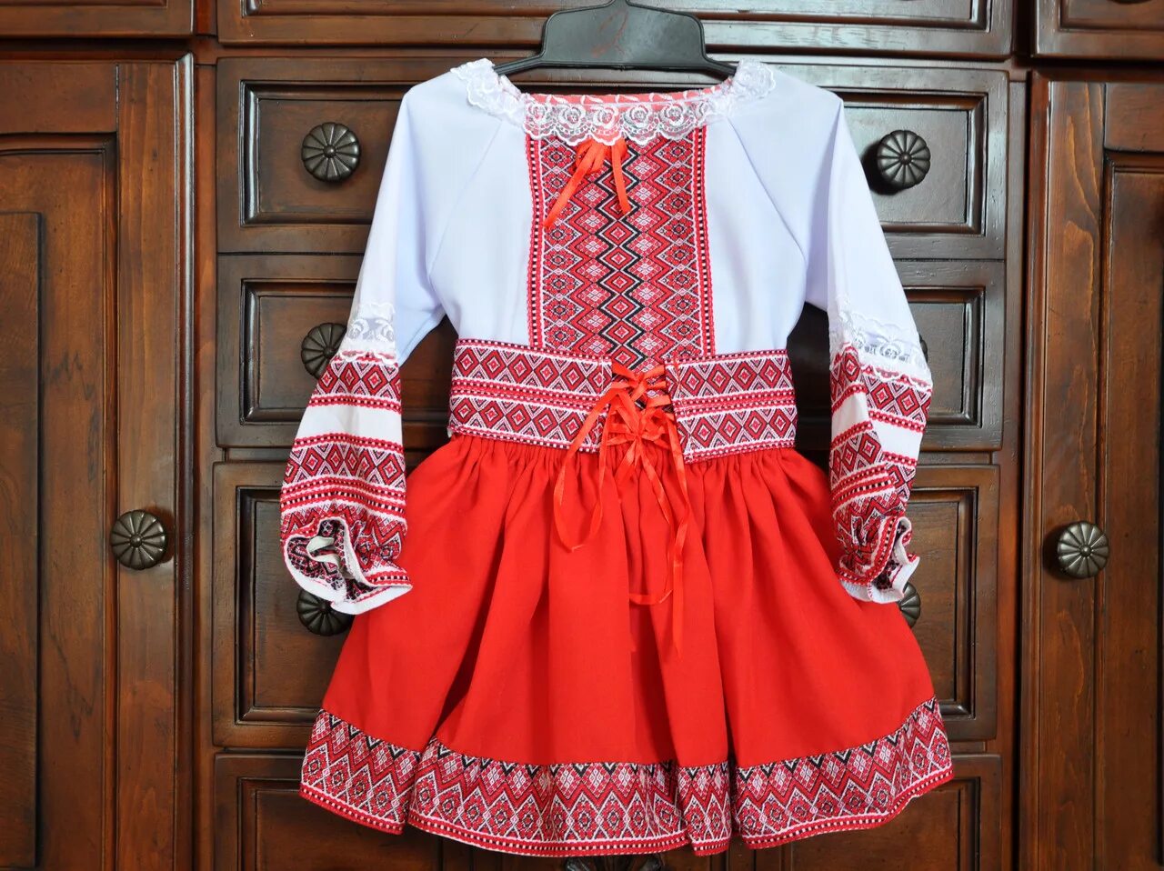Детская национальная одежда. Украинский костюм для девочки. Украинский национальный костюм детский. Украинский национальный костюм для девочки. Украинский народный костюм для девочки.