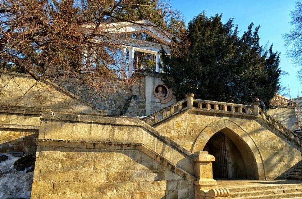 Лермонтовская кисловодск на сегодня. Памятник лермонтову в кисловодске. Кисловодск крепость лермонтов. Памятник лермонтова кисловодск. Кисловодск лермонтов.