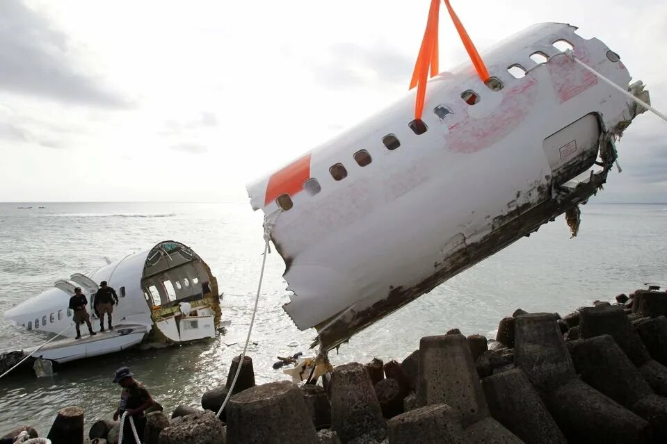 К чему снится видеть самолет. Катастрофа Boeing 737 в Индонезии. Боинг 737 авиакатастрофа. Катастрофа Боинга в Индонезии Lion Air.