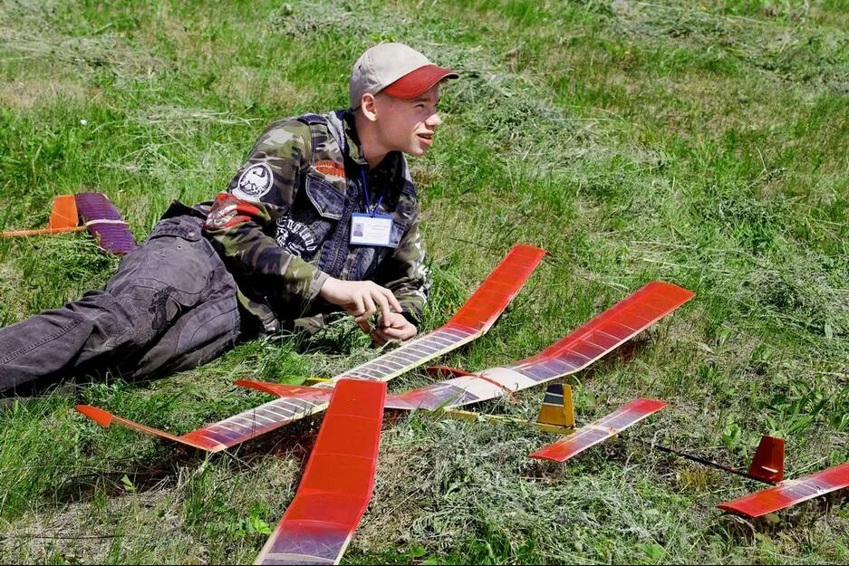 Авиамодельный спорт f2d. Авиамодельные кружки в самаре. Авиамоделист проводит испытание модели. Площадка для авиамоделистов. Авиамоделисты челябинска.