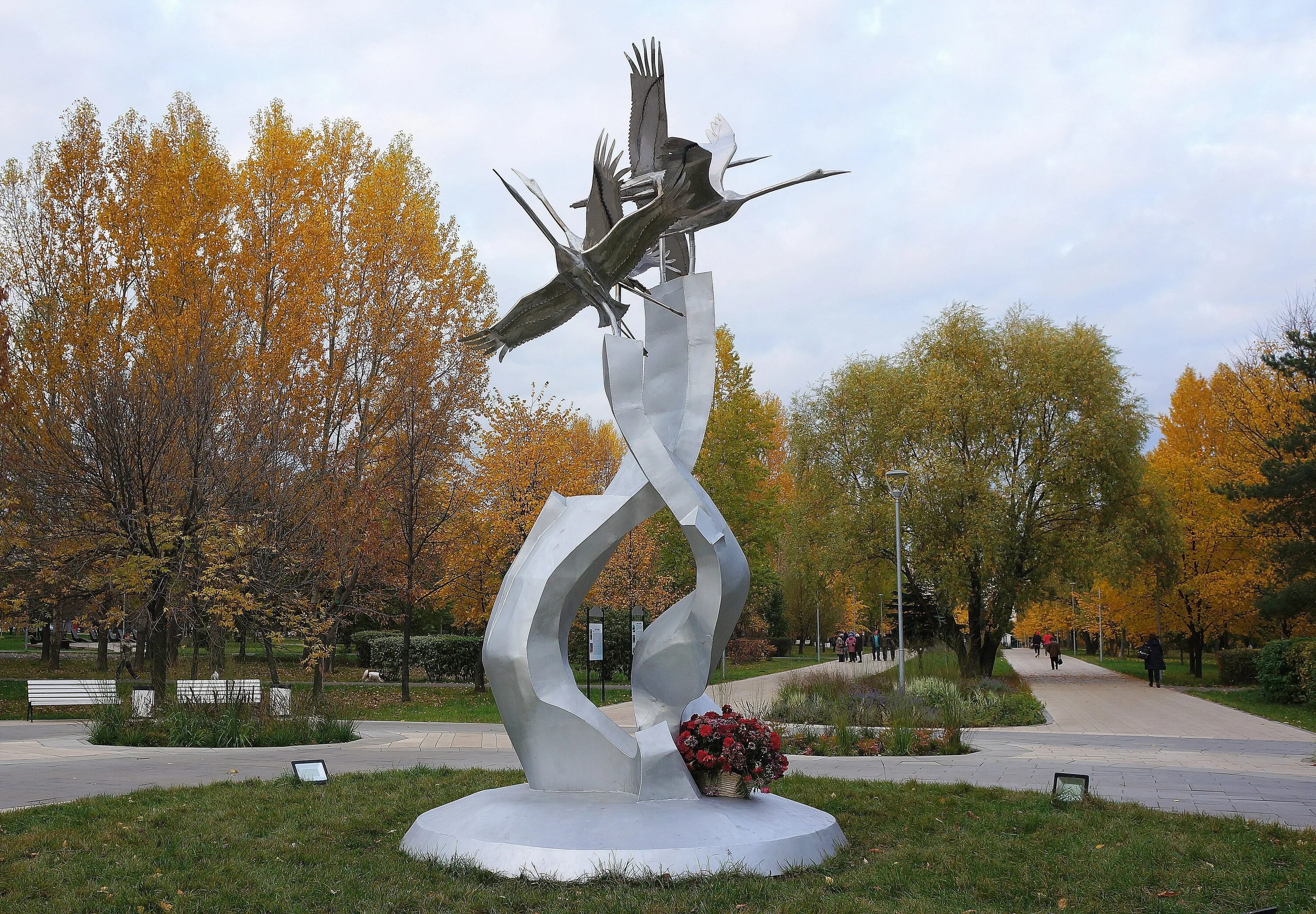 Сквер Отрадное Журавли. Памятник "Журавли нашей памяти" в Омске в Омске. Журавли сквер Отрадное мемориал. Журавль в честь памяти