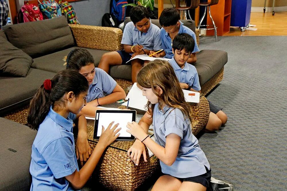 екатерина сонина английский язык. ученик школ юар. юар школа. разговор учителя и ученика. учитель с планшетом.