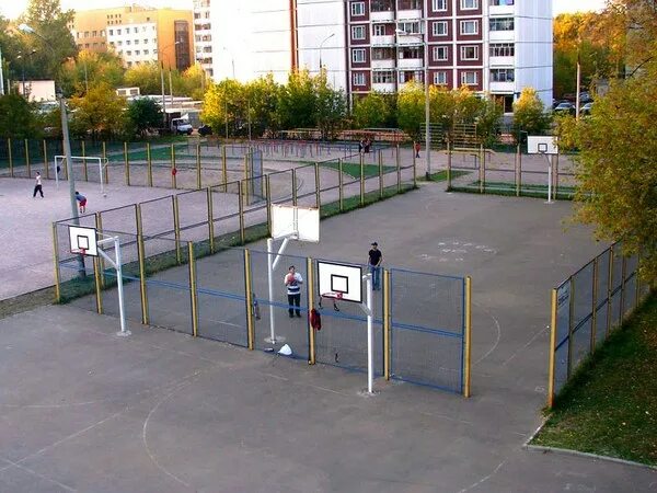 Спортивная площадка в школе нормы. Стадион школы Протон в Москве. Спортивная площадка 25 школа Калининград. Школа 1497 Протон. 141 Школа спортивная площадка.