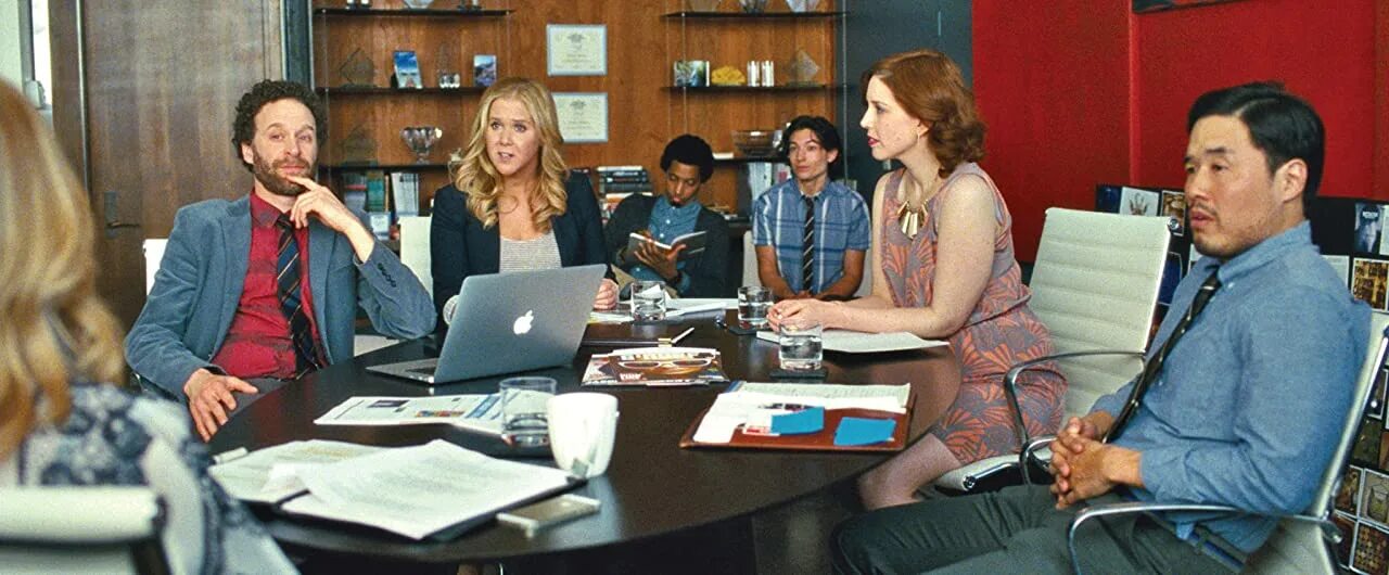 Без комплексов ютубе. Vanessa bayer. девушка без комплексов эзра миллер.
