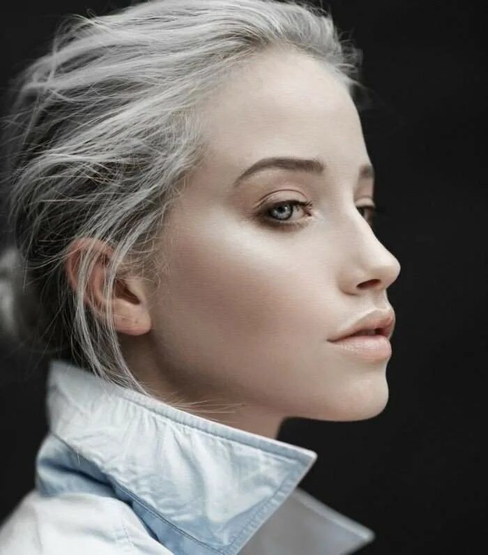 Девушка с длинными седыми волосами. Седая девушка. Деянова елена седина. Ясмина росси в молодости. Ясмина росси 2020.