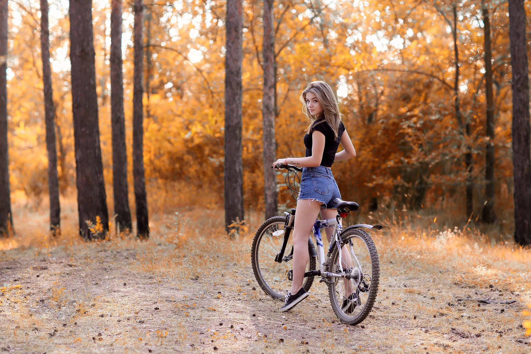 Девушка на велосипеде. Красивые девушки на велосипеде. Фотосессия с велосипедом. Девушка на велосипеде в лесу.