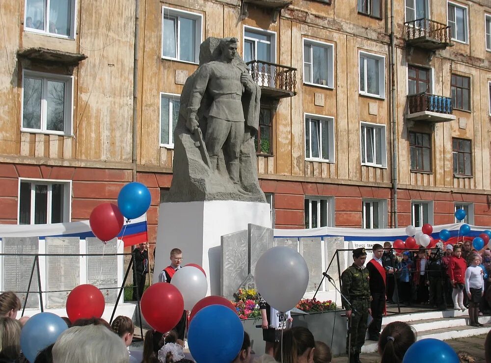 Погода вахруши слободского на 10 дней. Памятник Вахруши. Поселок Вахруши. Вахруши памятник воинам. Памятник солдату Вахруши.