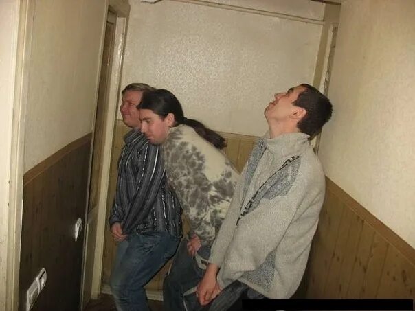 Очередь в женский туалет. Очередь в женский туалет фото. Очередь в санузел в квартире. Девушка в очереди в туалет. Очередь в женский туалет.