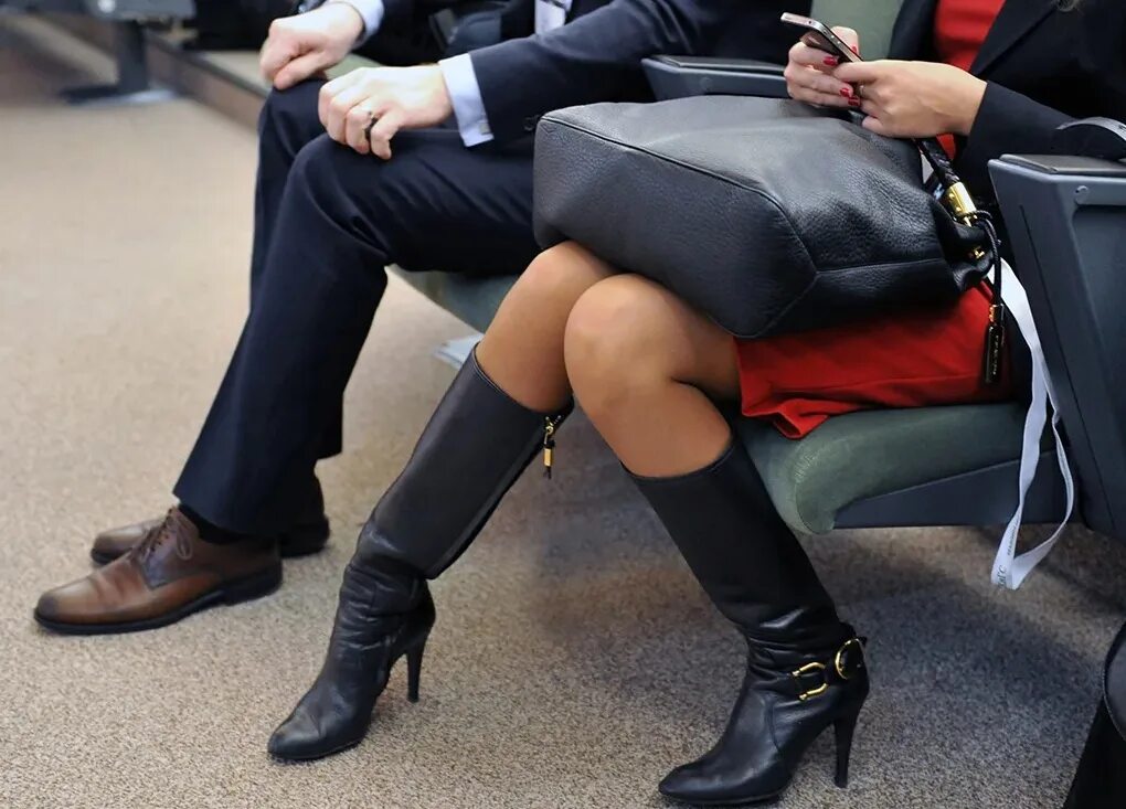 Ноги работниц. Ноги работниц. Красивые женщины продавщицы. Ножки коллег. Ноги работниц.