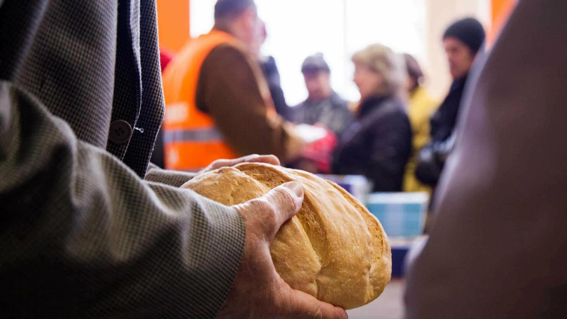 Раздача хлеба. Хлеб еда для бедных. Хлеб для нуждающихся. Человек хлеб. Страны нуждающиеся в людях