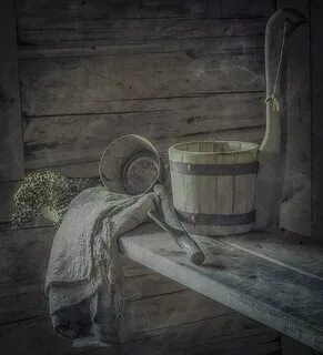 Гена спрятался за старой баней