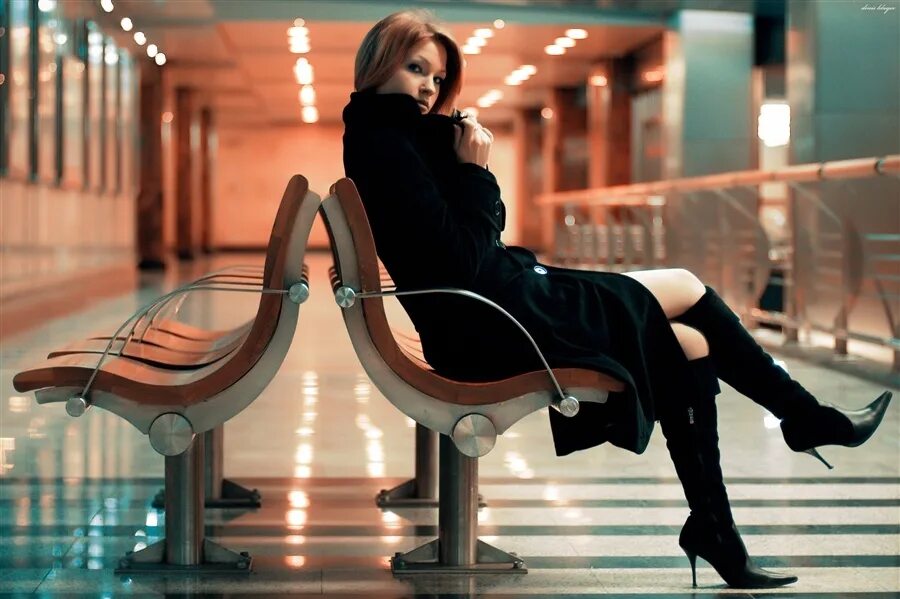 Ожидающие картинки. Девушка сидит в аэропорту. Девушка в зале ожидания. Женщина в кресле. Красивая женщина в кресле.