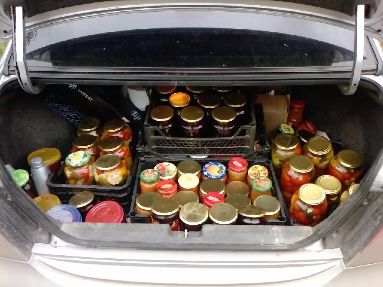 Купить банку на машину. Полный багажник продуктов. Багажник с продуктами. Полный багажник овощей. Банки в багажнике.